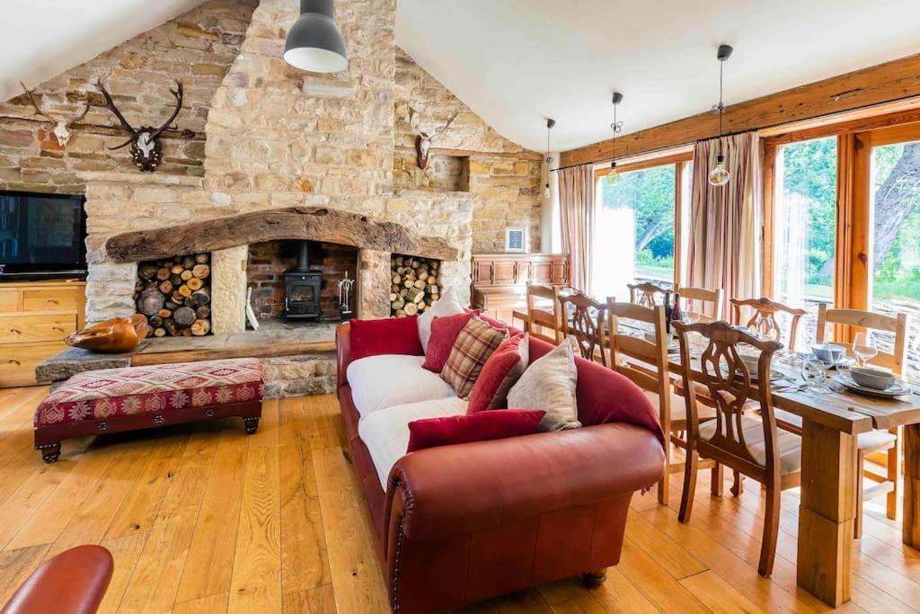 ברנסלי Four Bed Barn Conversion Junction 37 38 M1 מראה חיצוני תמונה